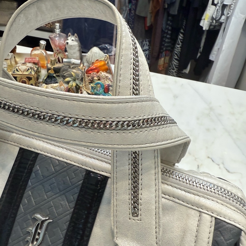 Elegant Oyster White and Gray Designer Handbag - Picture 6 of 12